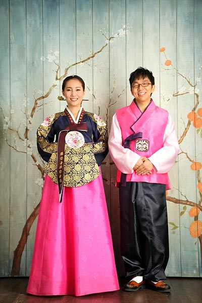 圖文-韓國圍棋怪童睦鎮(zhèn)碩婚紗照 調(diào)皮的民族服飾_綜合體育_新浪競技風(fēng)暴_新浪網(wǎng)